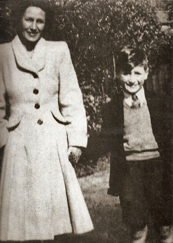 Aunt Mimi and a young John Lennon John Lennon, Aunt Mimi, Mendips